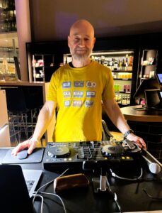 Roland Düringer legt als DJ Boomer Groove vom Feinsten auf.